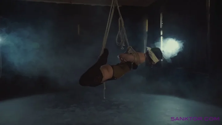 Close-Up Kissing – The Intimate Dance of Rope Bondage