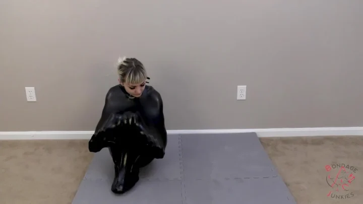 Bondage Junkie Lola – A Journey in Handcuffs