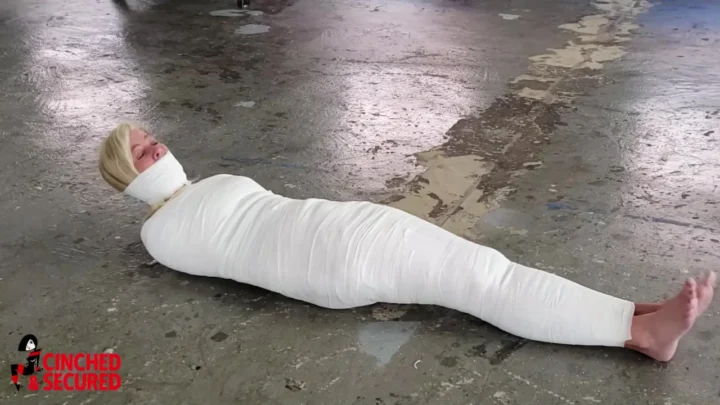 Mummy Dakkota – The Living Party Favor