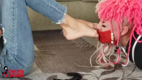 Lewd Lilith’s Foot Fetish – Making Jayda Squirm