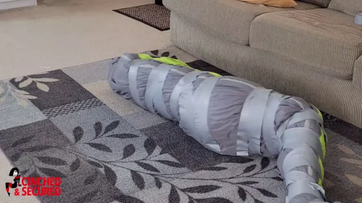 Curvy Hooters Waitress Dahlia Lark Steals the Show in Revealing Attire