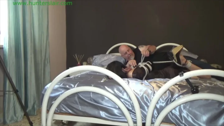 Flexible Allie Bowstring in a Tight Reverse Prayer Tie