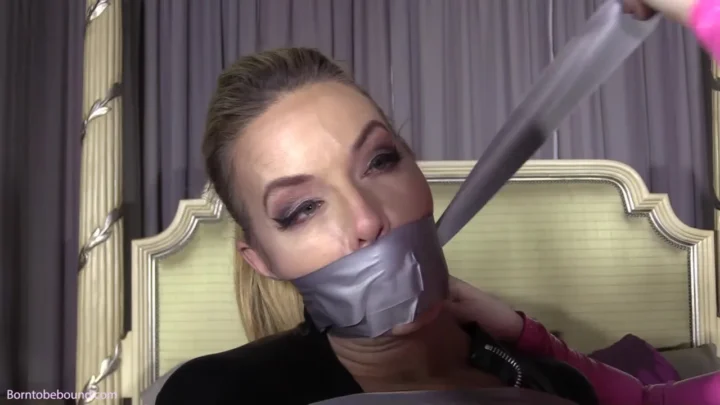 Izzebella Robbins – An Artful Display of Control and Seduction