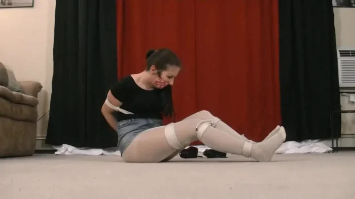Hello Kitty Nightmare – Gianna’s Sticky Predicament